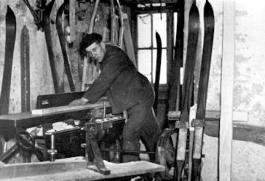 Gnter Lorenz bei der Ski-Fertigung