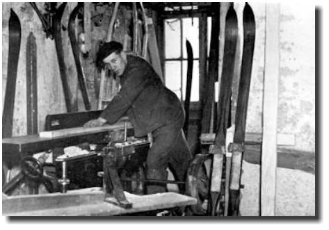 Gnter Lorenz bei der Ski-Fertigung